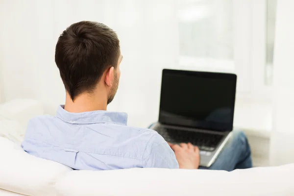 Close up of man typing on laptop computer at home — Stock Photo, Image