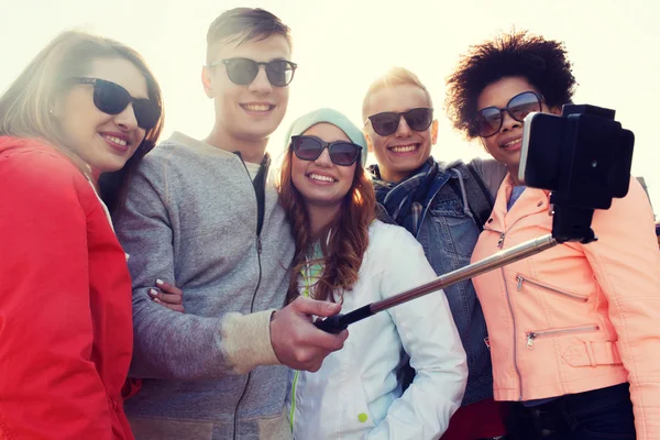 Vrienden nemen selfie met smartphone op stick — Stockfoto