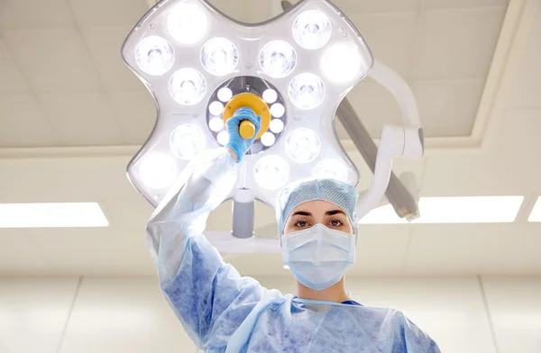 Surgeon in operating room at hospital — Stock Photo, Image