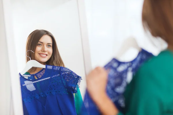 Mulher feliz escolher roupas em casa guarda-roupa — Fotografia de Stock