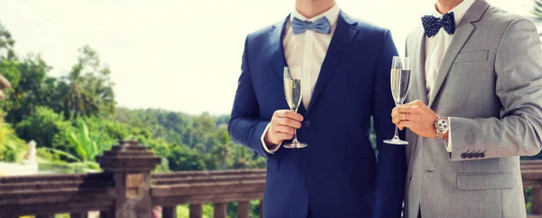 Gros plan de mâle gay couple avec champagne verres — Photo