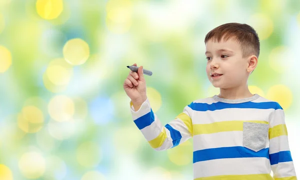 Kleiner Junge zeichnet oder schreibt mit Filzstift — Stockfoto