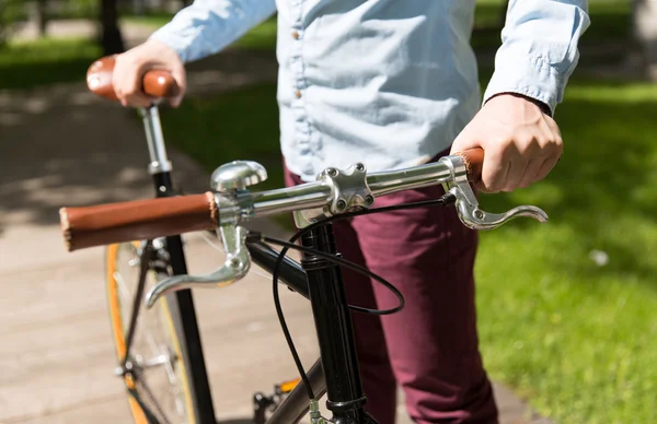 Primer plano del joven hipster hombre con bicicleta de engranaje fijo — Foto de Stock