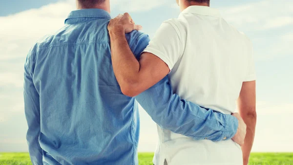 Vicino di felice maschio gay coppia abbracci — Foto Stock