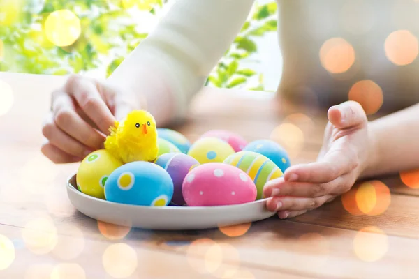 Primo piano di mani di donna con uova di Pasqua colorate — Foto Stock