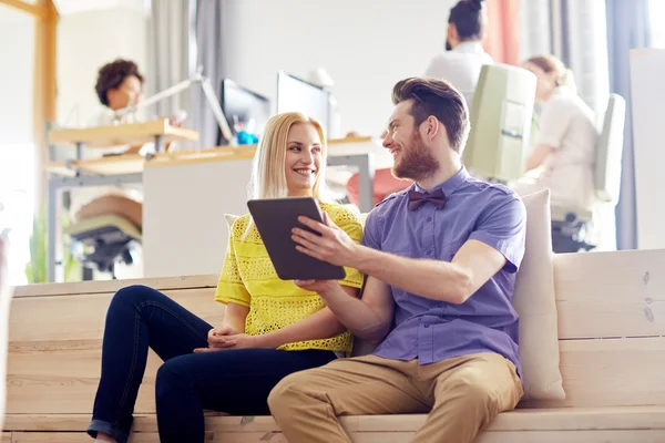 Glückliches Kreativteam mit Tablet-PC im Büro — Stockfoto