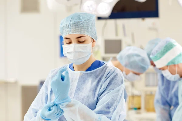 Cirurgião em centro cirúrgico no hospital — Fotografia de Stock