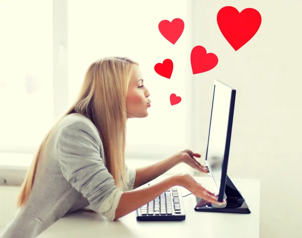 Mujer enviando besos con monitor de computadora — Foto de Stock