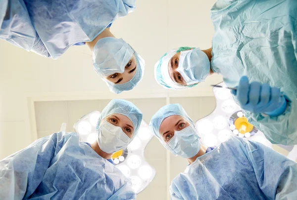 Groupe de chirurgiens en salle d'opération à l'hôpital — Photo