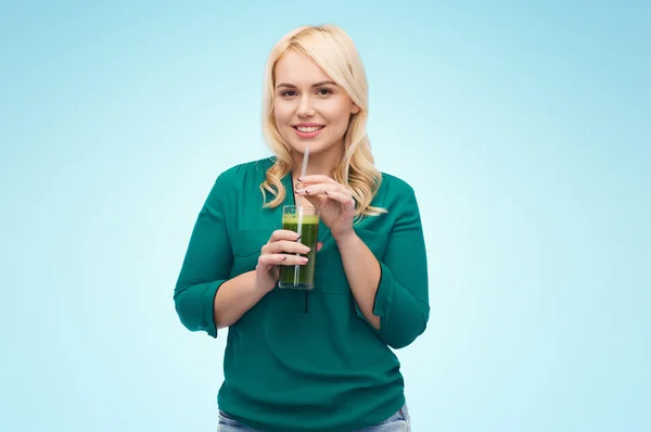 Leende kvinna dricka vegetabiliska juice eller smoothie — Stockfoto