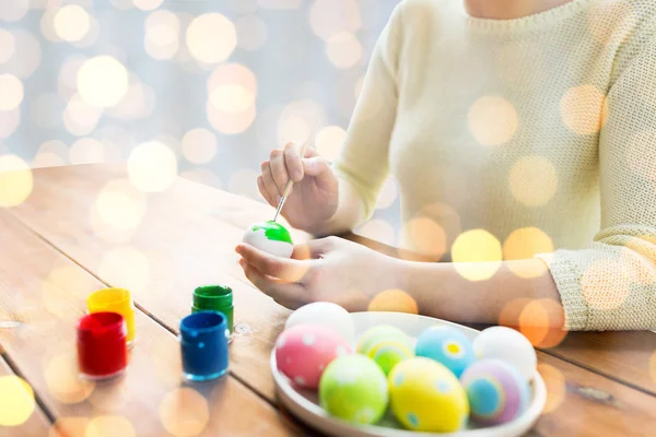 Close up of woman hands coloring easter eggs — Stock Photo, Image