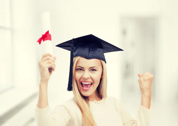 Student in afstuderen cap met certificaat — Stockfoto