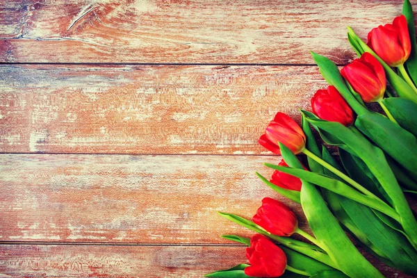 Bliska czerwonych tulipanów na drewniane tła — Zdjęcie stockowe