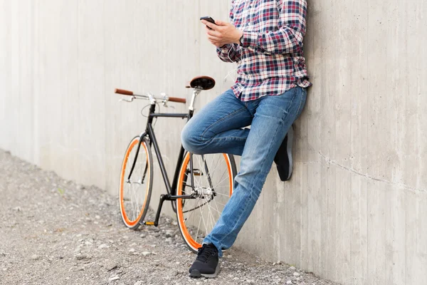 Primer plano del hombre hipster con teléfono inteligente y bicicleta —  Fotos de Stock