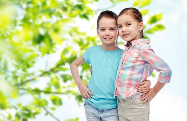 Glücklich lächelnde kleine Mädchen, die sich umarmen — Stockfoto