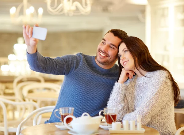 Casal tomando selfie smartphone no restaurante café — Fotografia de Stock