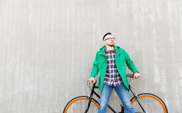 固定ギアの自転車を持つ幸せな若いヒップな男 — ストック写真
