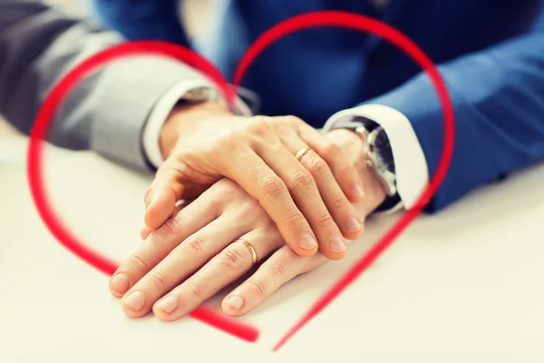 Close up de gay casal mãos com anéis de casamento em — Fotografia de Stock