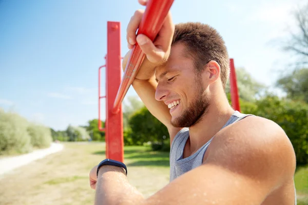 Hombre con frecuencia cardíaca reloj ejercicio al aire libre — Foto de Stock
