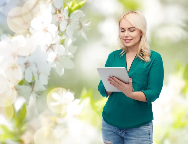 Femme souriante avec tablette PC — Photo