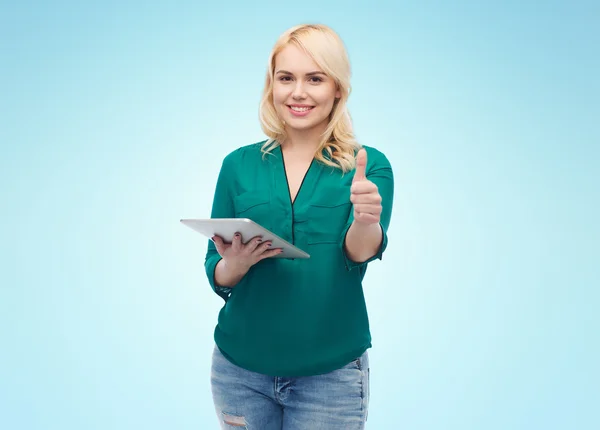 Mujer sonriente con tableta pc mostrando los pulgares hacia arriba —  Fotos de Stock