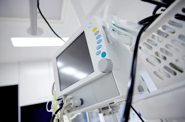 Lebenserhaltungsmaschine im Operationssaal des Krankenhauses — Stockfoto