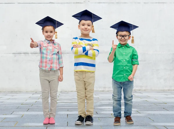 学士帽子と眼鏡で幸せな子供たち — ストック写真