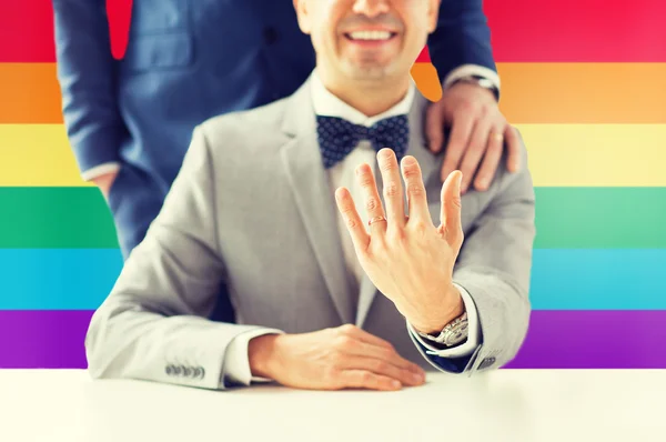 Close up de masculino gay casal com casamento anéis no — Fotografia de Stock