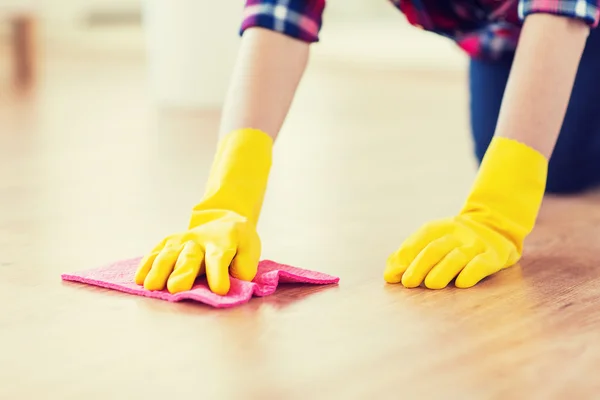 Gros plan de la femme avec sol nettoyant chiffon à la maison — Photo