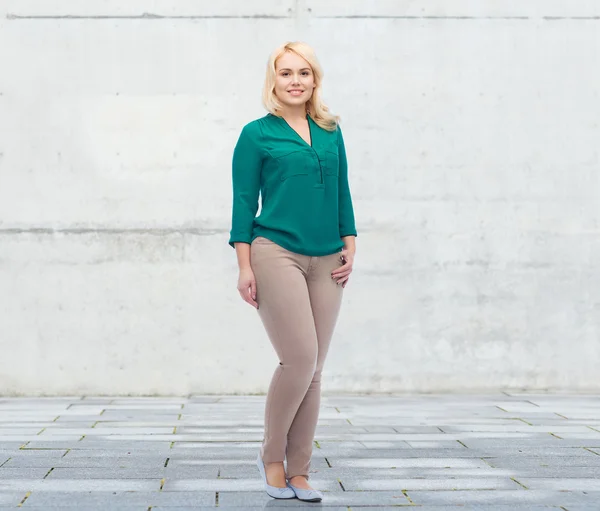 Mujer joven sonriente en camisa y pantalones — Foto de Stock