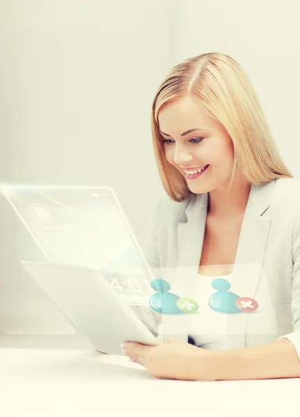 Affärskvinna tittar på TabletPC — Stockfoto