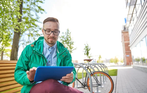 Glücklicher junger Hipster mit Tablet-PC und Fahrrad — Stockfoto