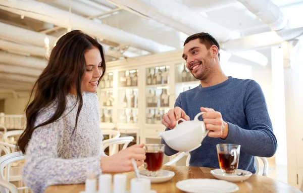 Casal feliz beber chá no café — Fotografia de Stock