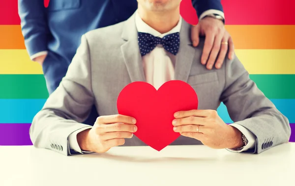 Närbild på manliga homosexuella par med rött hjärta — Stockfoto