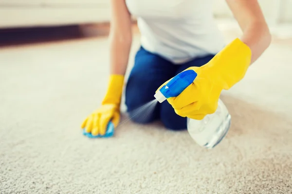 Primer plano de la mujer con alfombra de limpieza de tela — Foto de Stock