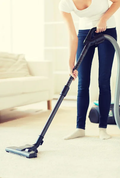 Menutup wanita dengan vacuum cleaner di rumah — Stok Foto