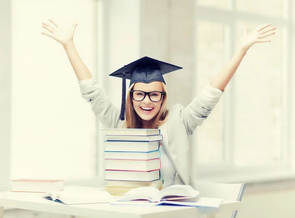 Estudiante feliz con gorra de graduación — Foto de Stock