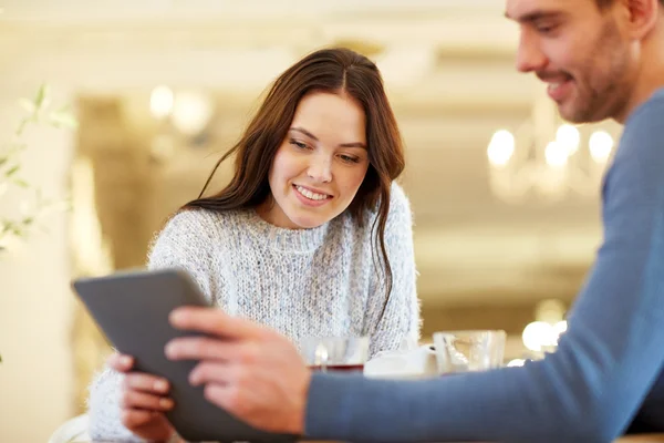 Feliz pareja con la tableta pc beber té en la cafetería — Foto de Stock