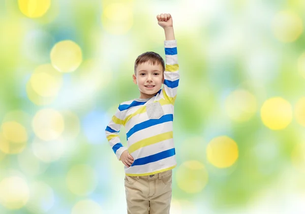 Spokojený úsměv malého chlapce se zdviženou rukou — Stock fotografie