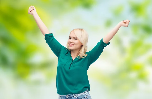 Lachende jonge vrouw in shirt en spijkerbroek — Stockfoto