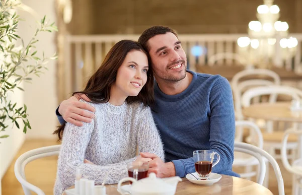 Šťastný pár pití čaje v restauraci — Stock fotografie