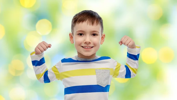 Glücklich lächelnder kleiner Junge mit erhobener Hand — Stockfoto