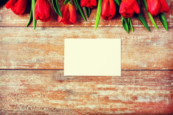 Czerwone tulipany i czystym papierze lub list z bliska — Zdjęcie stockowe
