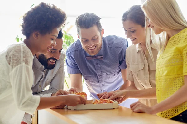 Glückliches Geschäftsteam beim Pizza essen im Büro — Stockfoto