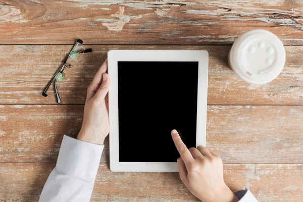 Primo piano delle mani femminili con tablet pc e caffè — Foto Stock