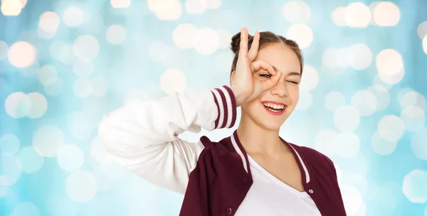 Gelukkig tienermeisje maken gezicht en plezier — Stockfoto