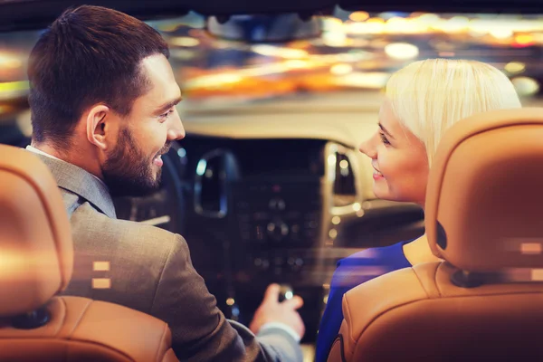 Feliz pareja conduciendo en coche durante la noche de la ciudad —  Fotos de Stock