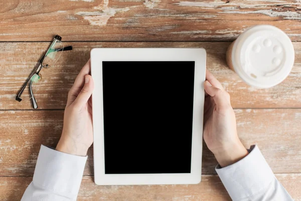 Primer plano de las manos femeninas con tableta PC y café — Foto de Stock