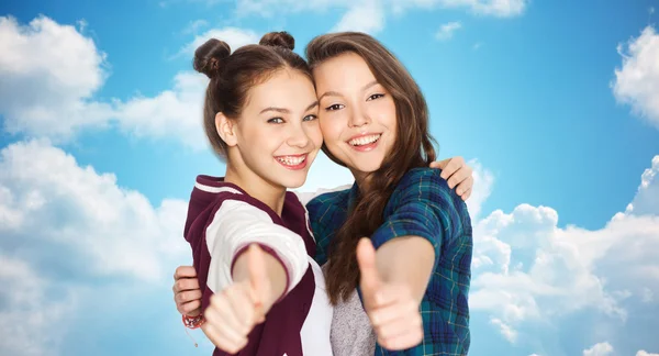 Heureux souriant adolescentes montrant pouces vers le haut — Photo