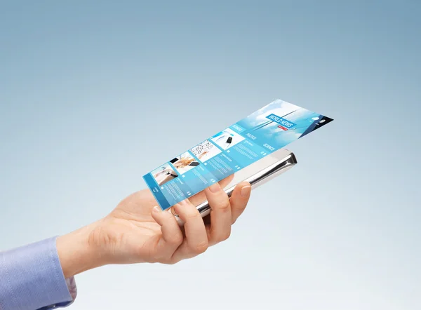 Primer plano de la mano con el smartphone y la página web de noticias — Foto de Stock